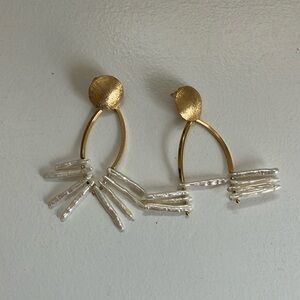 VTG 1980s brushed gold and pearl costume earrings